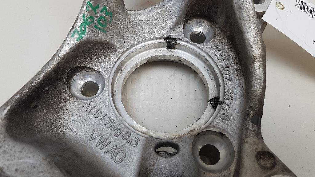 Кулак поворотный передний левый