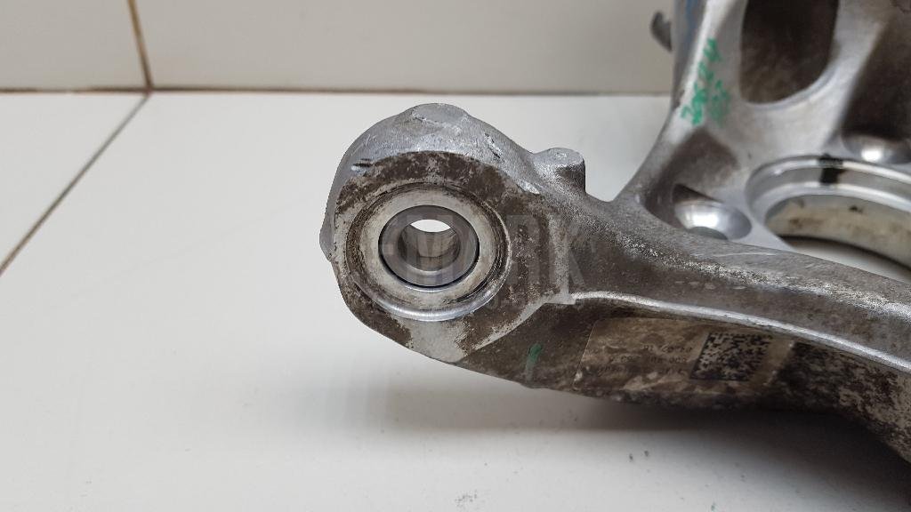 Кулак поворотный передний левый