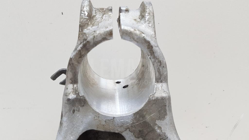 Кулак поворотный передний левый