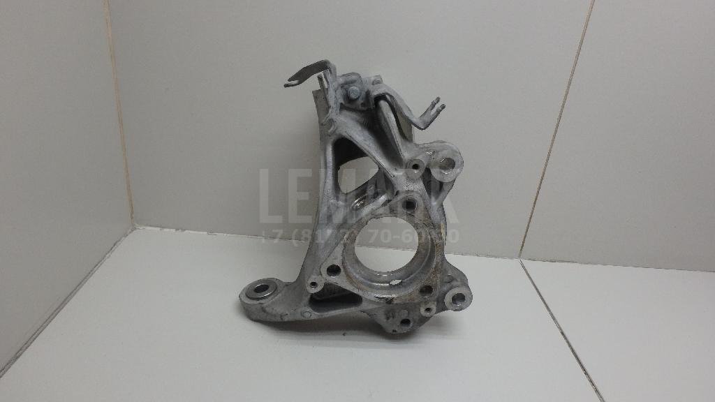 Кулак поворотный передний правый