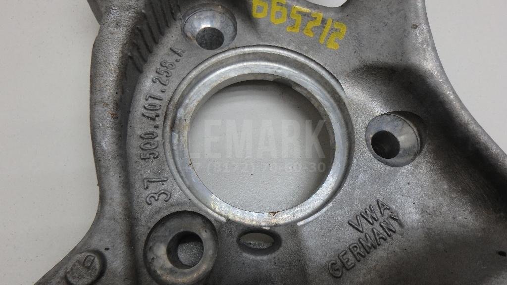 Кулак поворотный передний правый