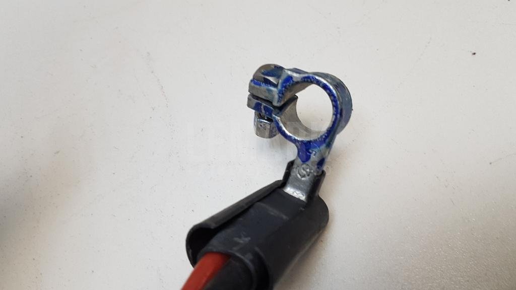 Клемма аккумулятора плюс