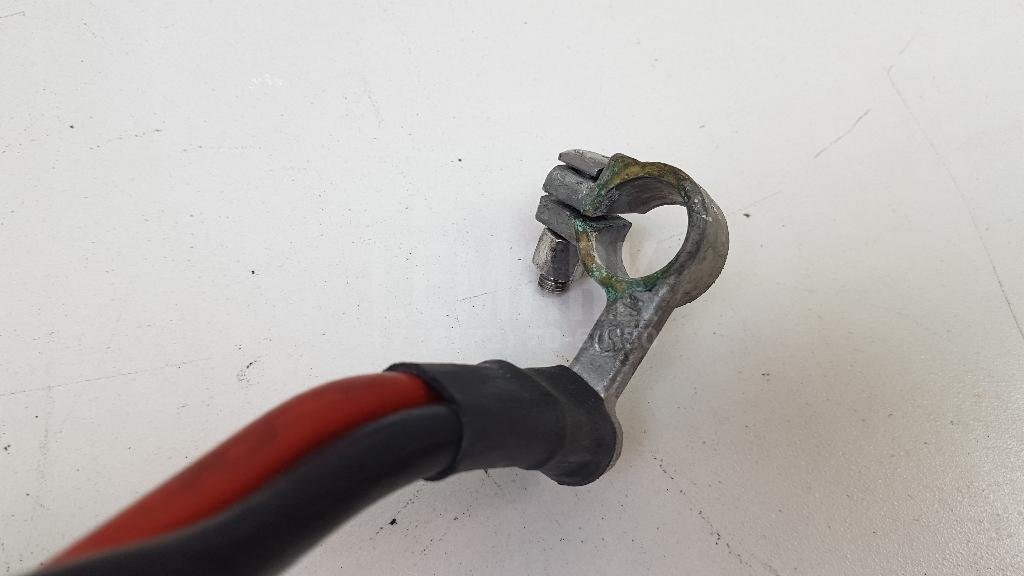 Клемма аккумулятора плюс