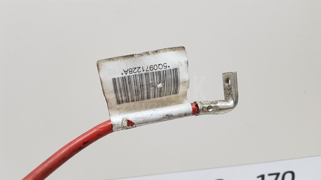 Клемма аккумулятора плюс