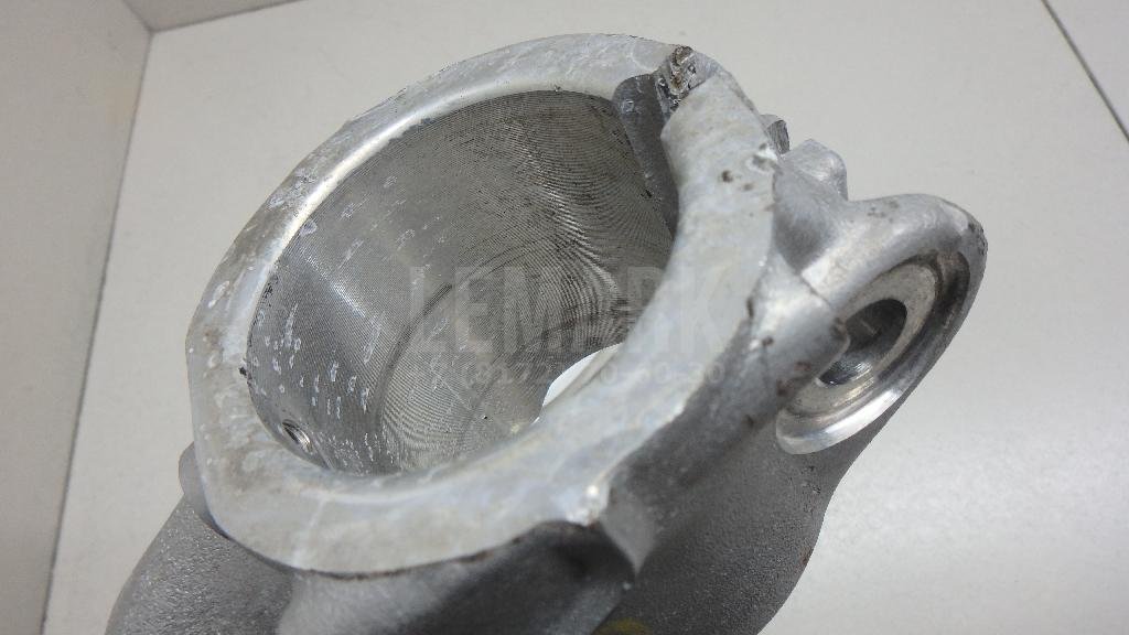 Кулак поворотный передний правый