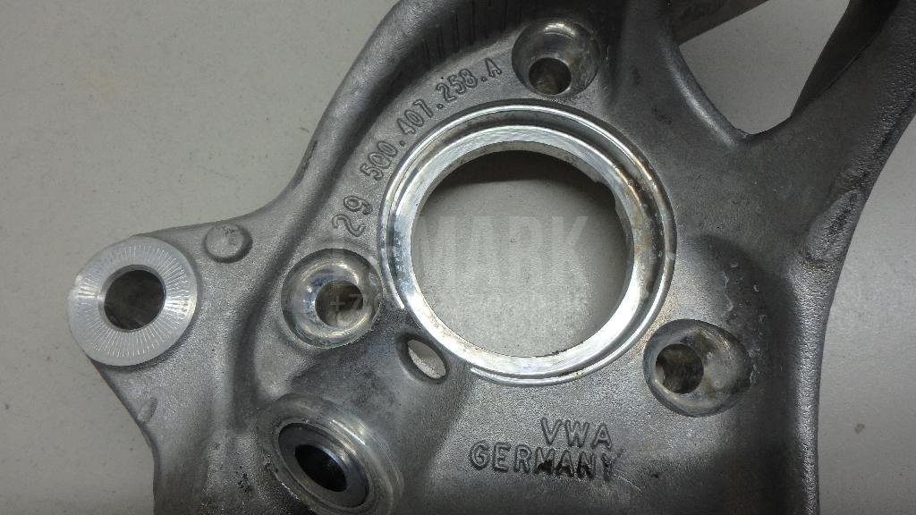 Кулак поворотный передний правый