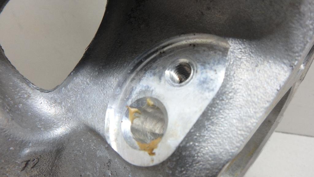 Кулак поворотный передний правый