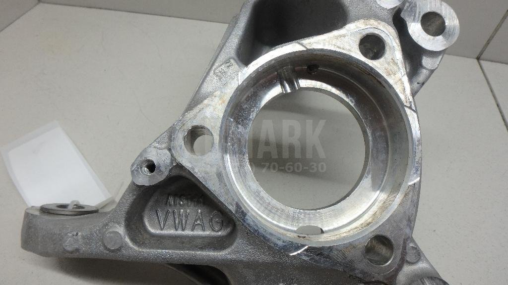 Кулак поворотный передний правый