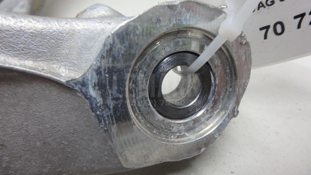 Кулак поворотный передний правый