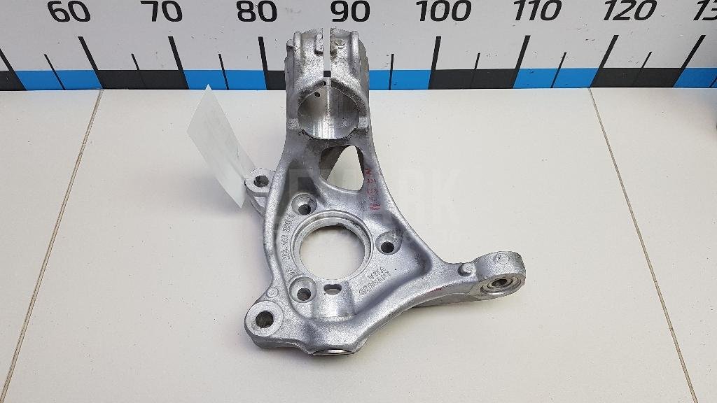 Кулак поворотный передний правый