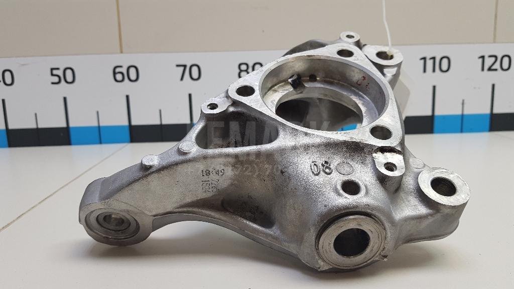 Кулак поворотный передний правый