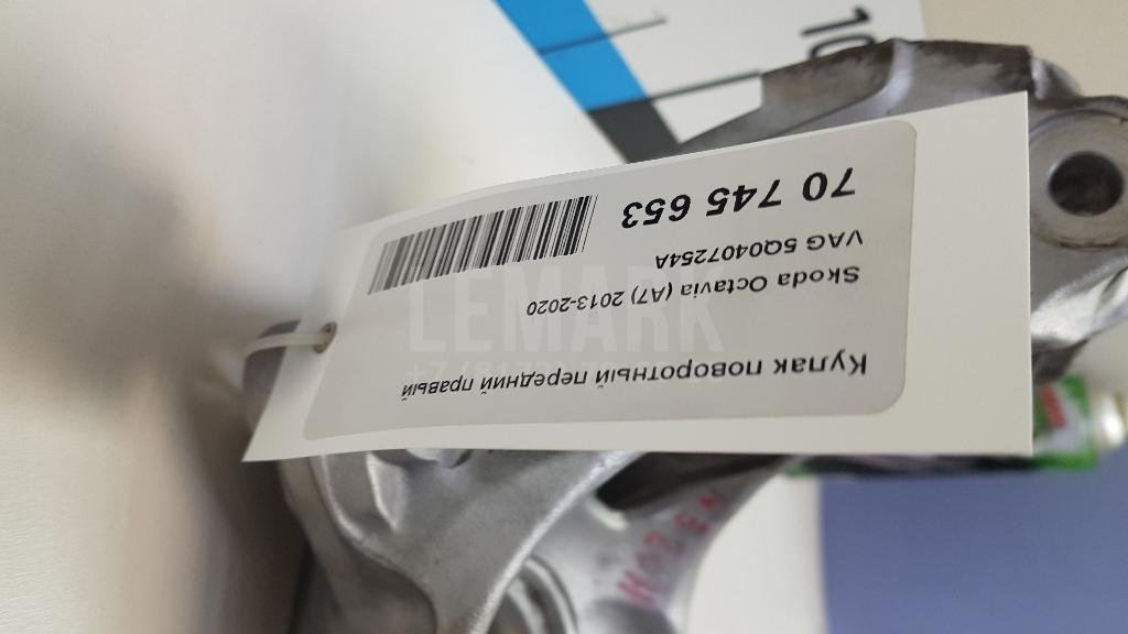 Кулак поворотный передний правый