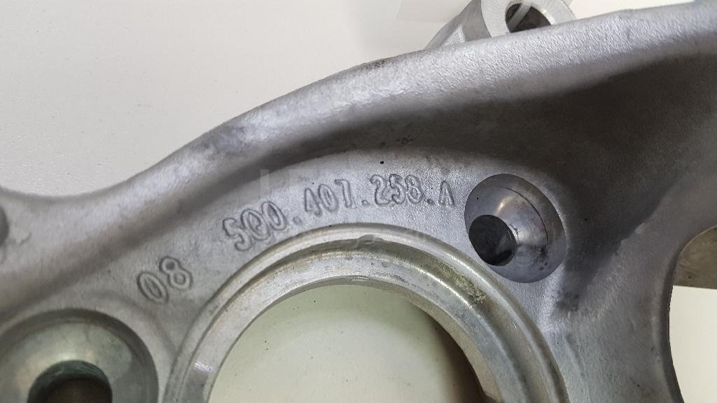 Кулак поворотный передний правый