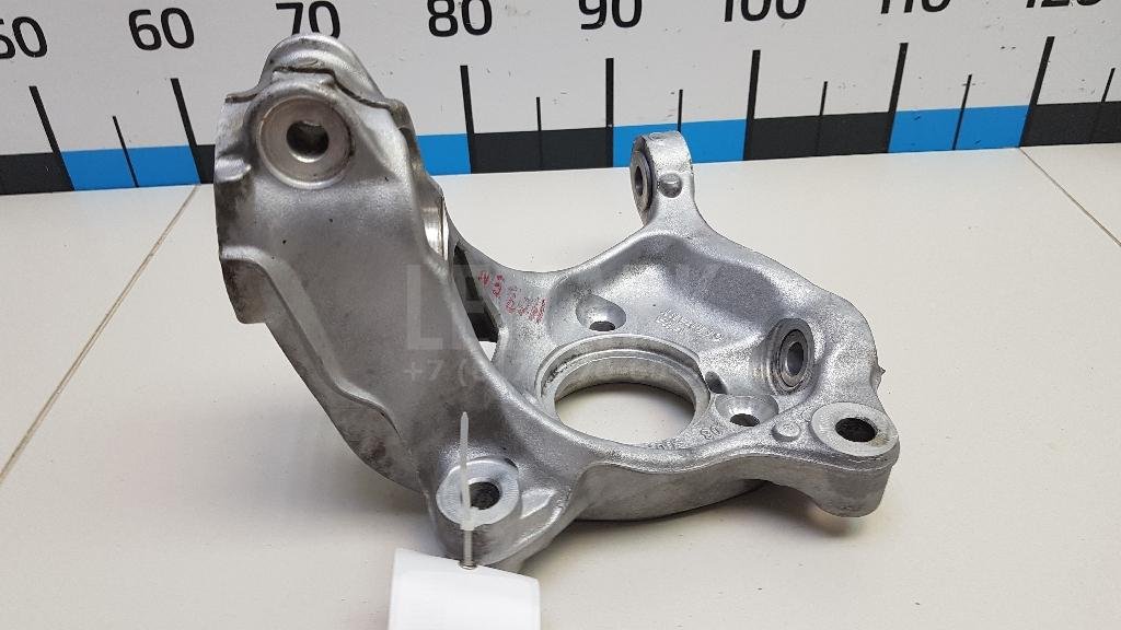 Кулак поворотный передний правый