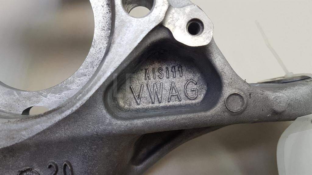 Кулак поворотный передний левый