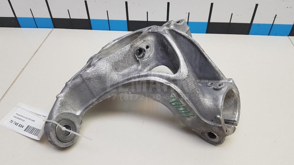 Кулак поворотный передний левый