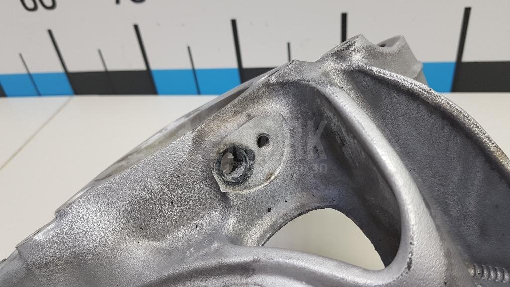 Кулак поворотный передний левый