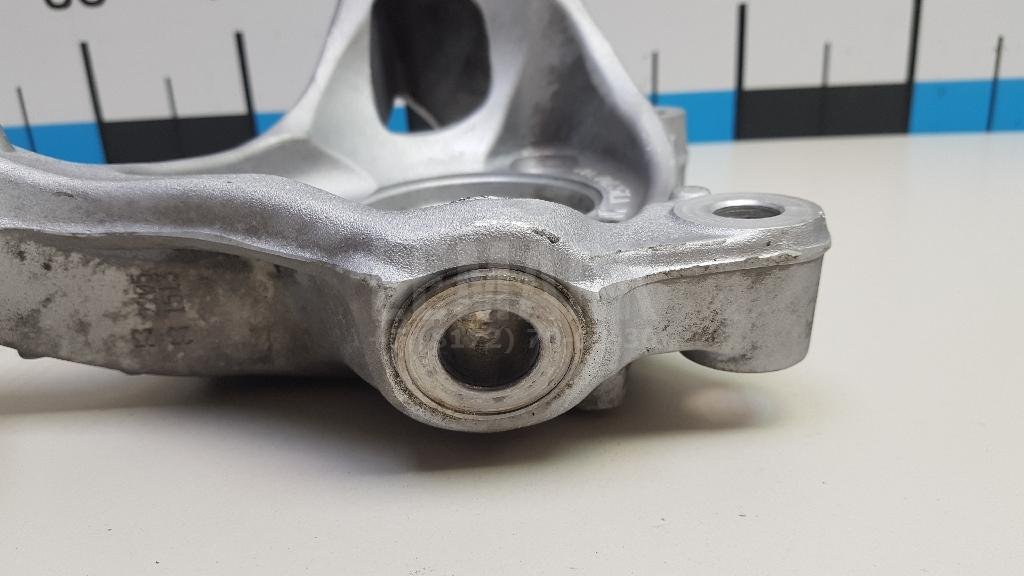 Кулак поворотный передний левый