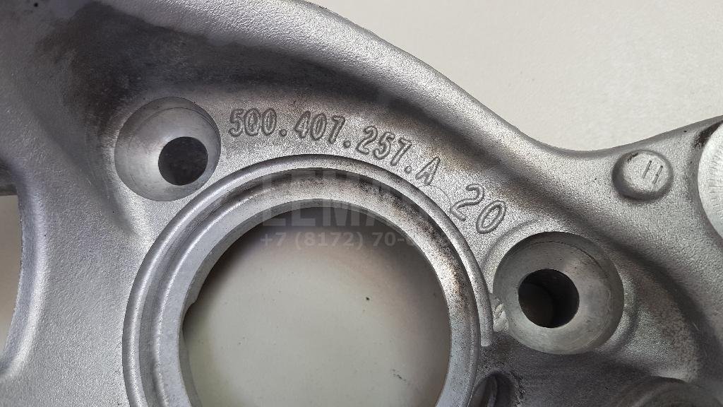 Кулак поворотный передний левый