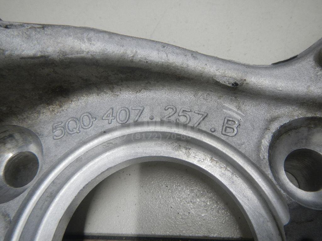 Кулак поворотный передний левый