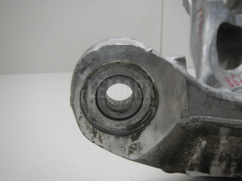 Кулак поворотный передний левый