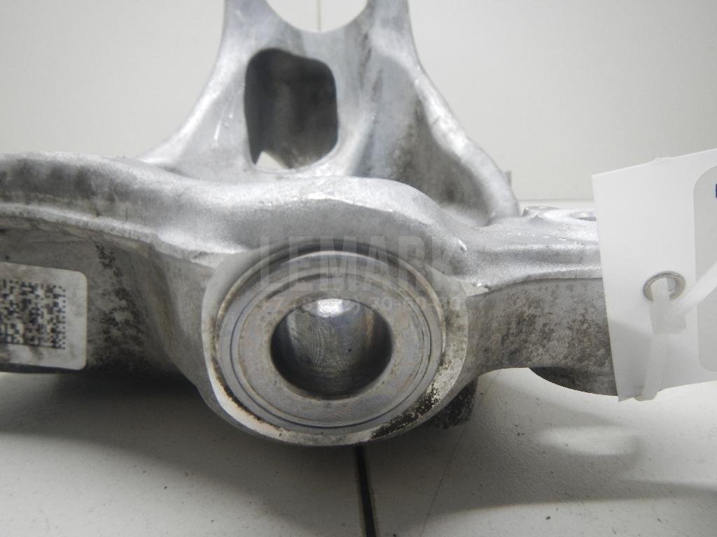 Кулак поворотный передний левый