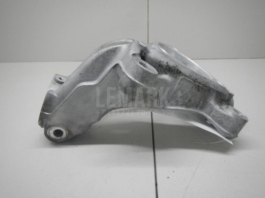 Кулак поворотный передний левый