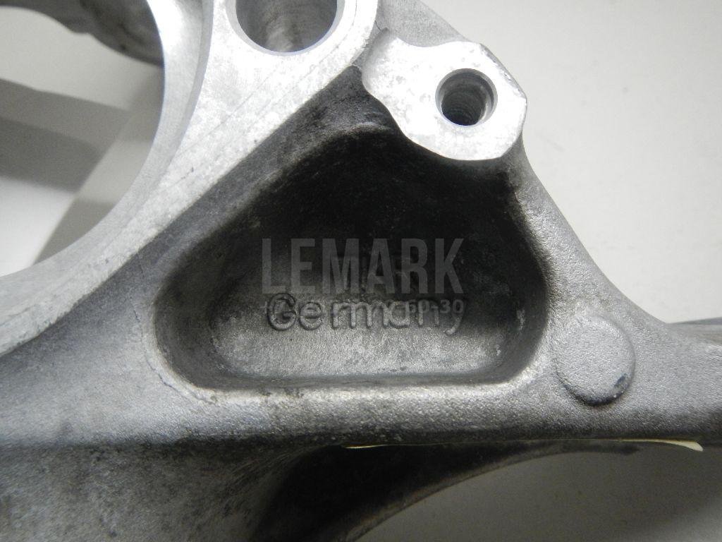 Кулак поворотный передний левый