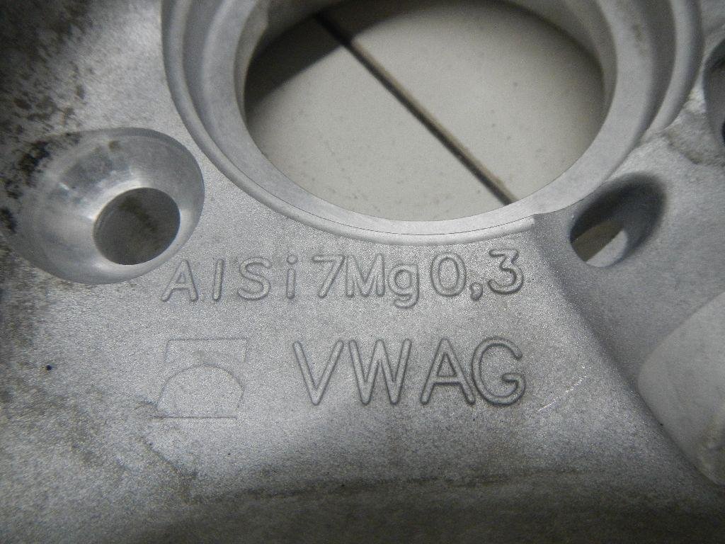 Кулак поворотный передний левый