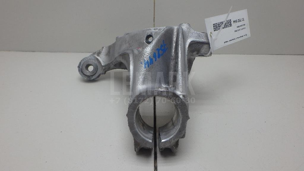 Кулак поворотный передний левый