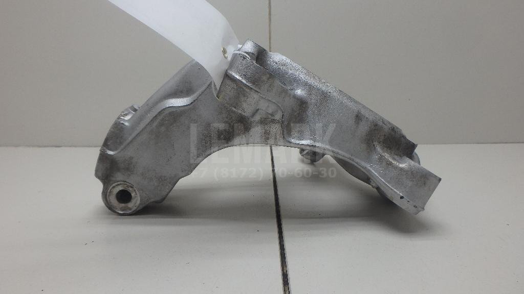 Кулак поворотный передний левый