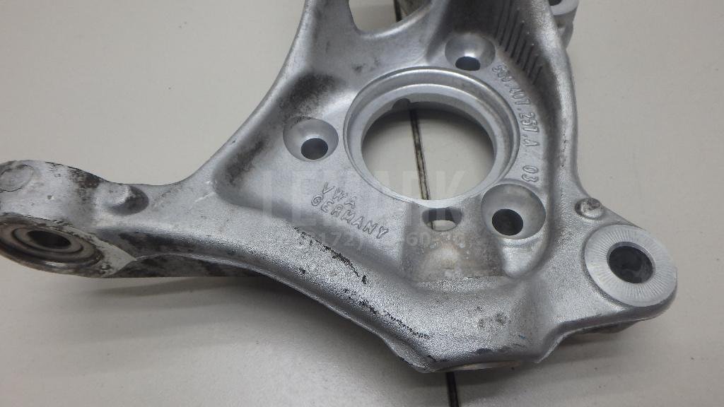 Кулак поворотный передний левый