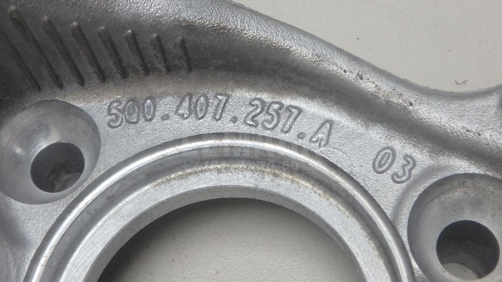 Кулак поворотный передний левый