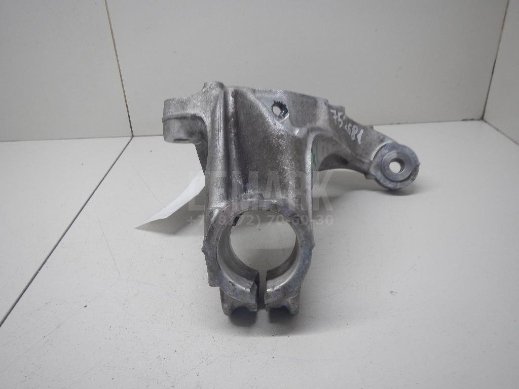 Кулак поворотный передний правый