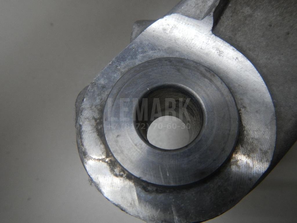 Кулак поворотный передний правый