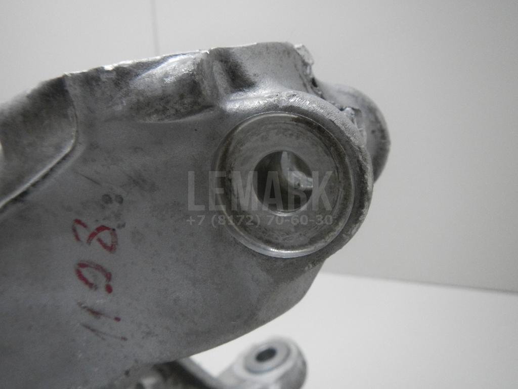 Кулак поворотный передний правый