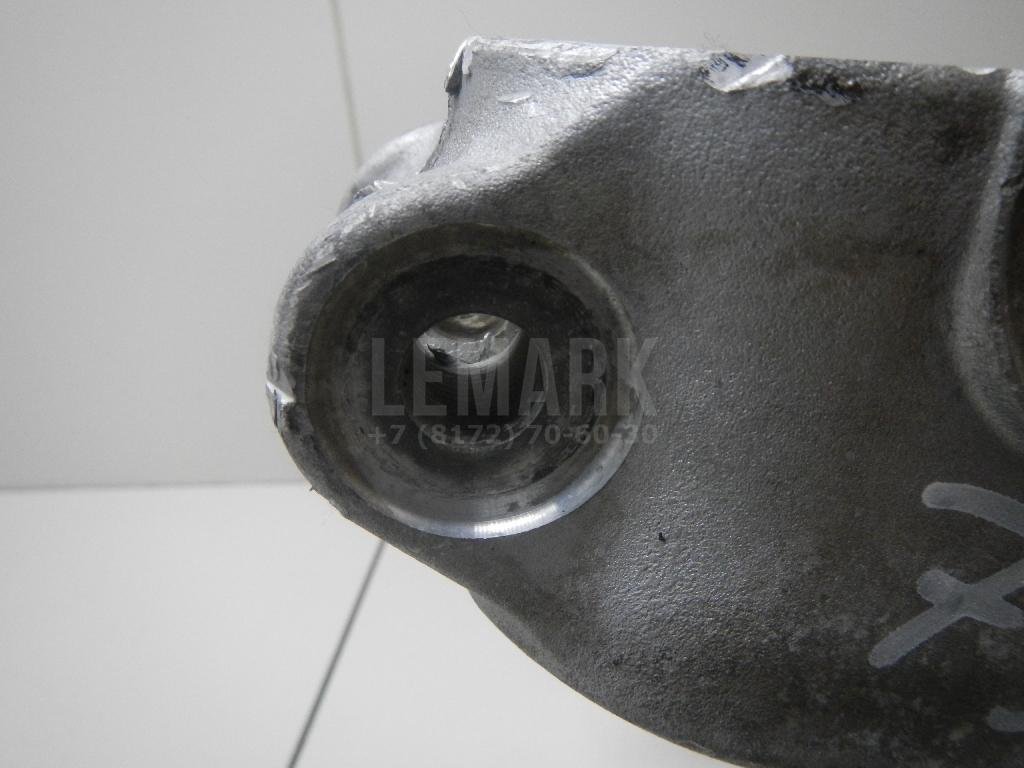 Кулак поворотный передний правый