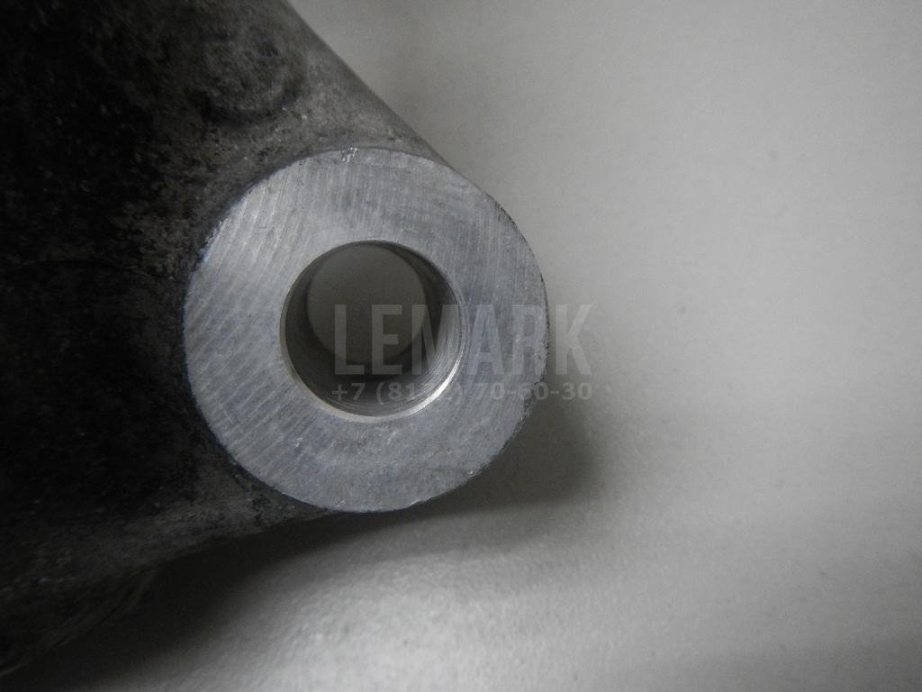 Кулак поворотный передний правый