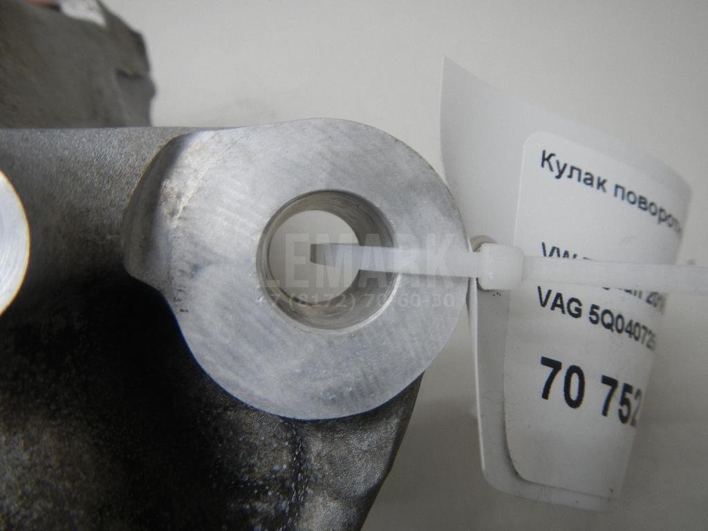 Кулак поворотный передний правый