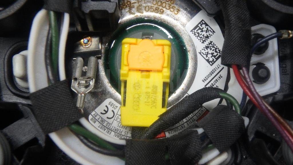 Подушка безопасности в рулевое колесо