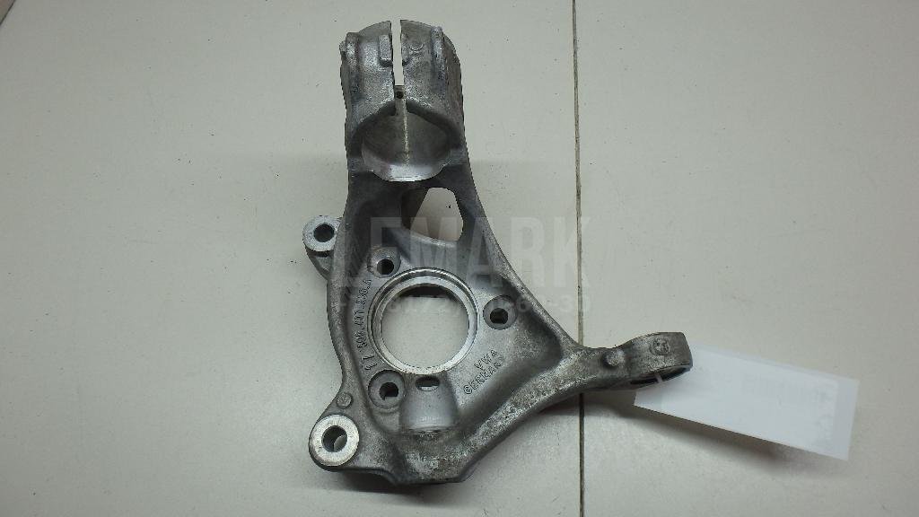 Кулак поворотный передний правый