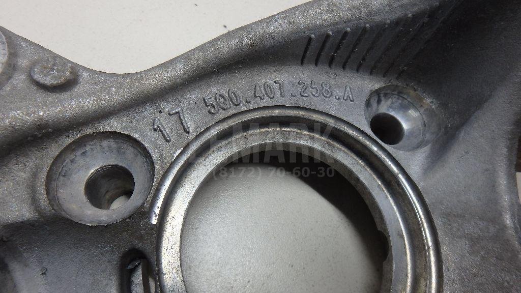 Кулак поворотный передний правый