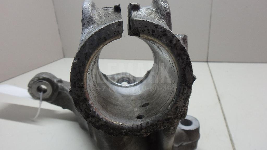 Кулак поворотный передний правый