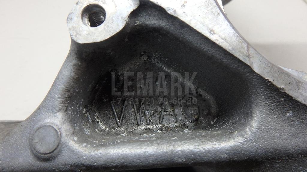 Кулак поворотный передний правый