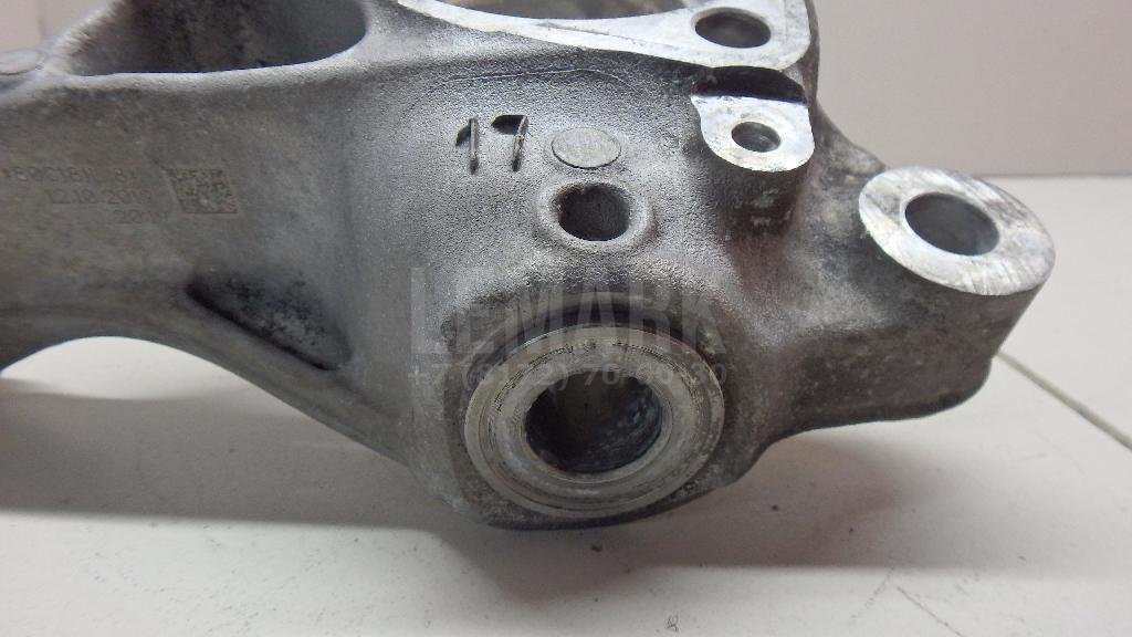 Кулак поворотный передний правый