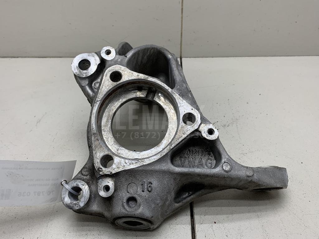 Кулак поворотный передний левый