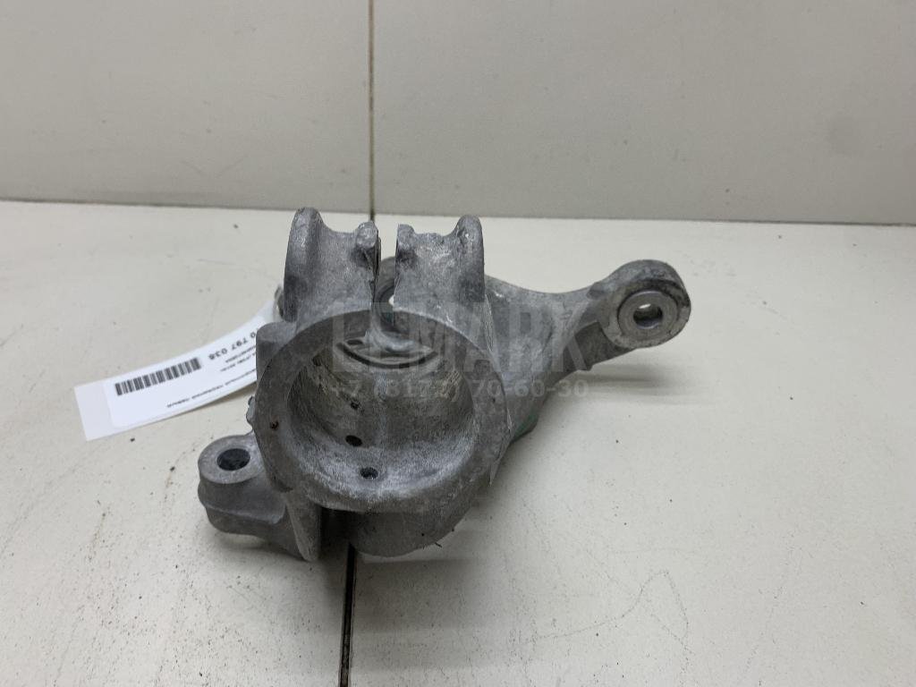 Кулак поворотный передний левый