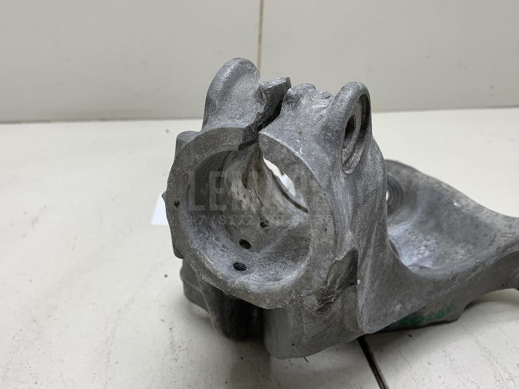 Кулак поворотный передний левый