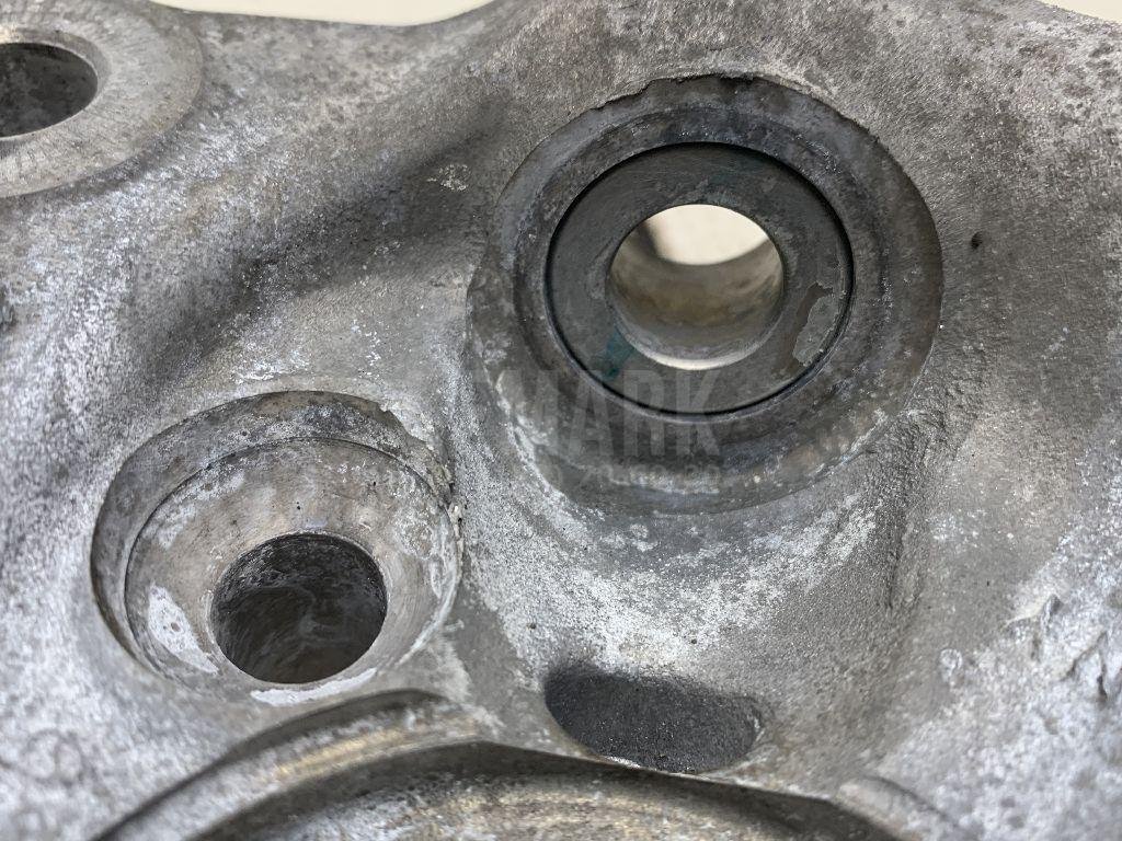 Кулак поворотный передний левый