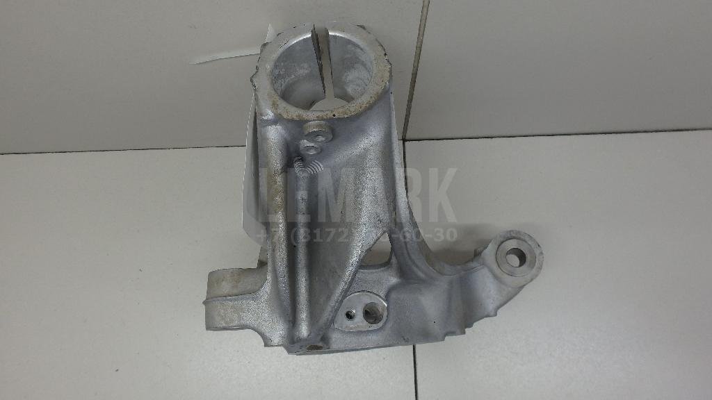 Кулак поворотный передний левый